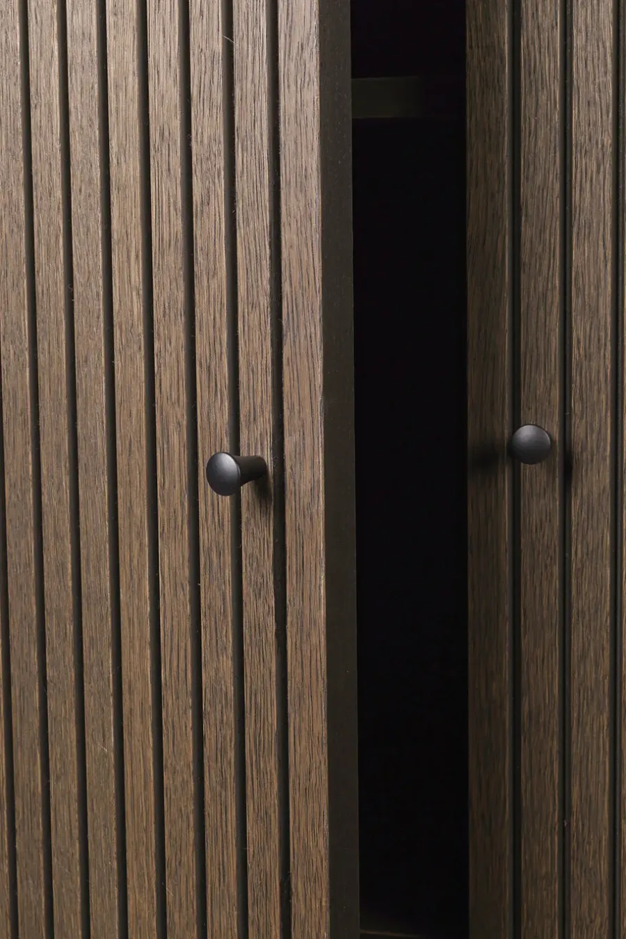 Ferm Living Sill Low kast, Dark stained oak< Kasten & Vitrines
