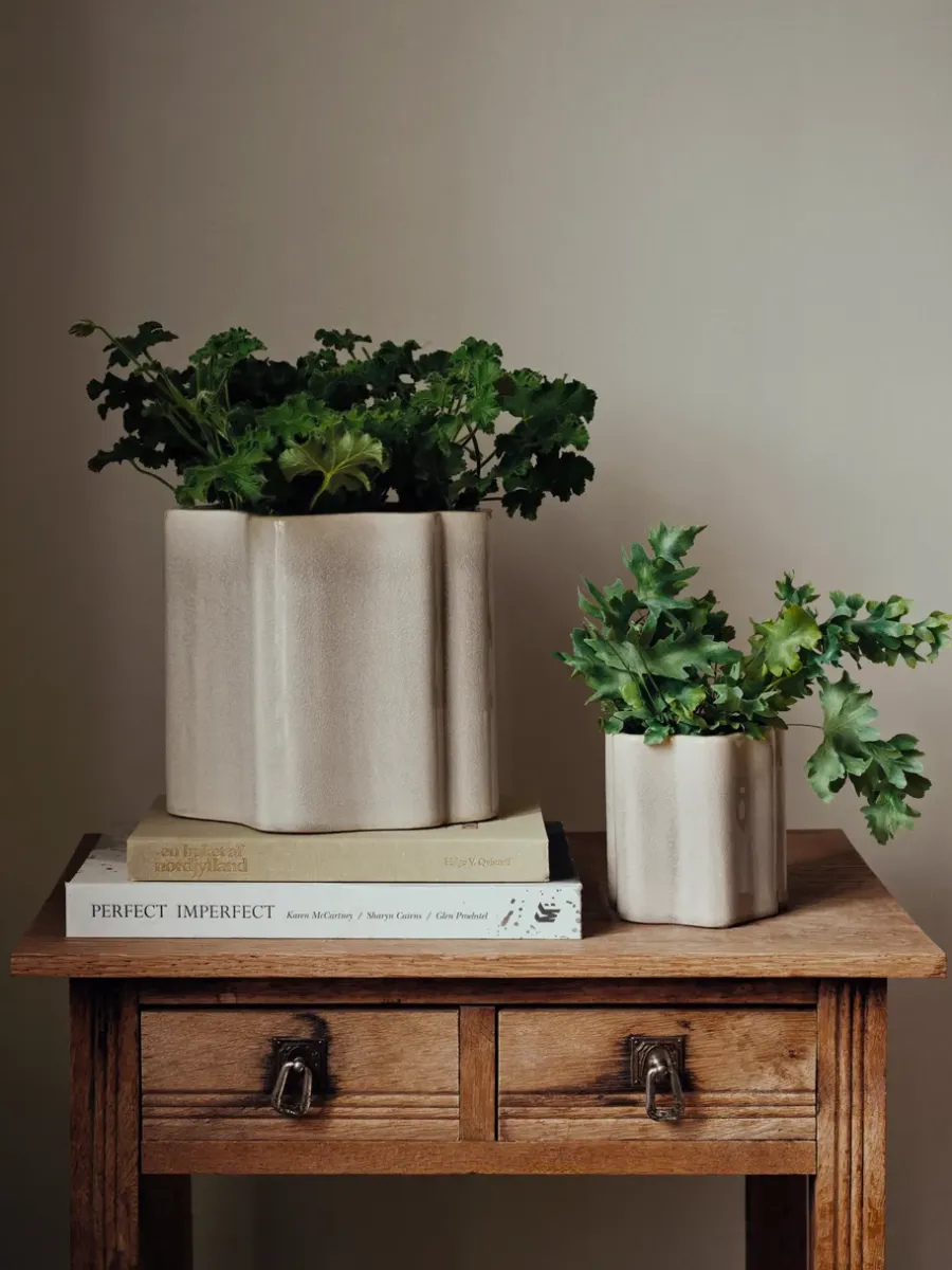Broste Copenhagen Sonja bloempot H:20 cm, Rainy Day Grey< Bloempotten