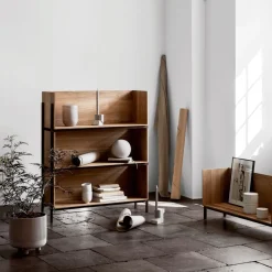 Kristina Dam Studio Stack plank, oak, single, donkergeoliede walnoothouten poten< Planken & Planksystemen