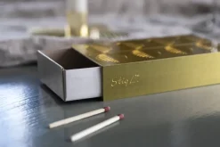 Pluto Design Stig L Berså luciferdoos 6,8x12 cm, Goud< Kaarsenaccessoires