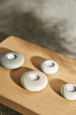Scandi Living Stone waxinelichtjeshouder Ø9 cm, Wit< Kaarsenhouders & Kaarsenborden