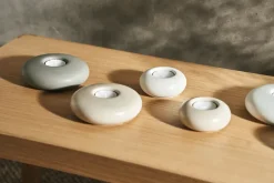 Scandi Living Stone waxinelichtjeshouder Ø9 cm, Beige< Kaarsenhouders & Kaarsenborden