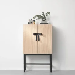 A2 The Bow kast, Witgeolied eiken-zwart< Kasten & Vitrines