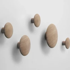 Muuto The Dots wandhaken 5-pack, eikenhout< Haken & Hangers|Opbergoplossingen Voor De Kinderkamer