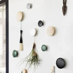 Muuto The Dots wandhaken 5-pack, zwart gebeitst essenhout< Haken & Hangers|Opbergoplossingen Voor De Kinderkamer
