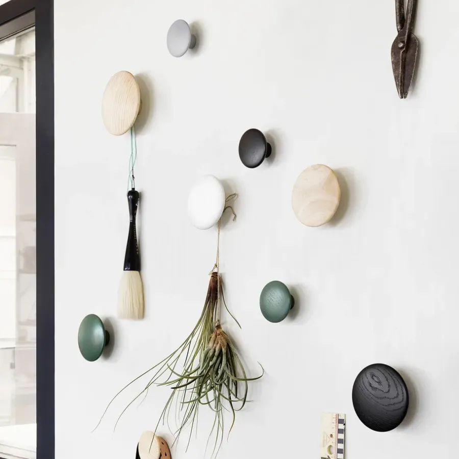 Muuto The Dots wandhaken 5-pack, zwart gebeitst essenhout< Haken & Hangers|Opbergoplossingen Voor De Kinderkamer