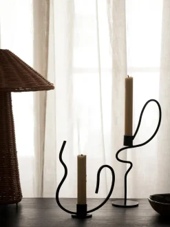 Ferm Living Valse kandelaar low, Zwart< Kandelaars