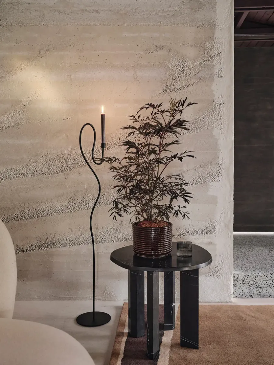Ferm Living Valse vloer kandelaar, Black< Kandelaars