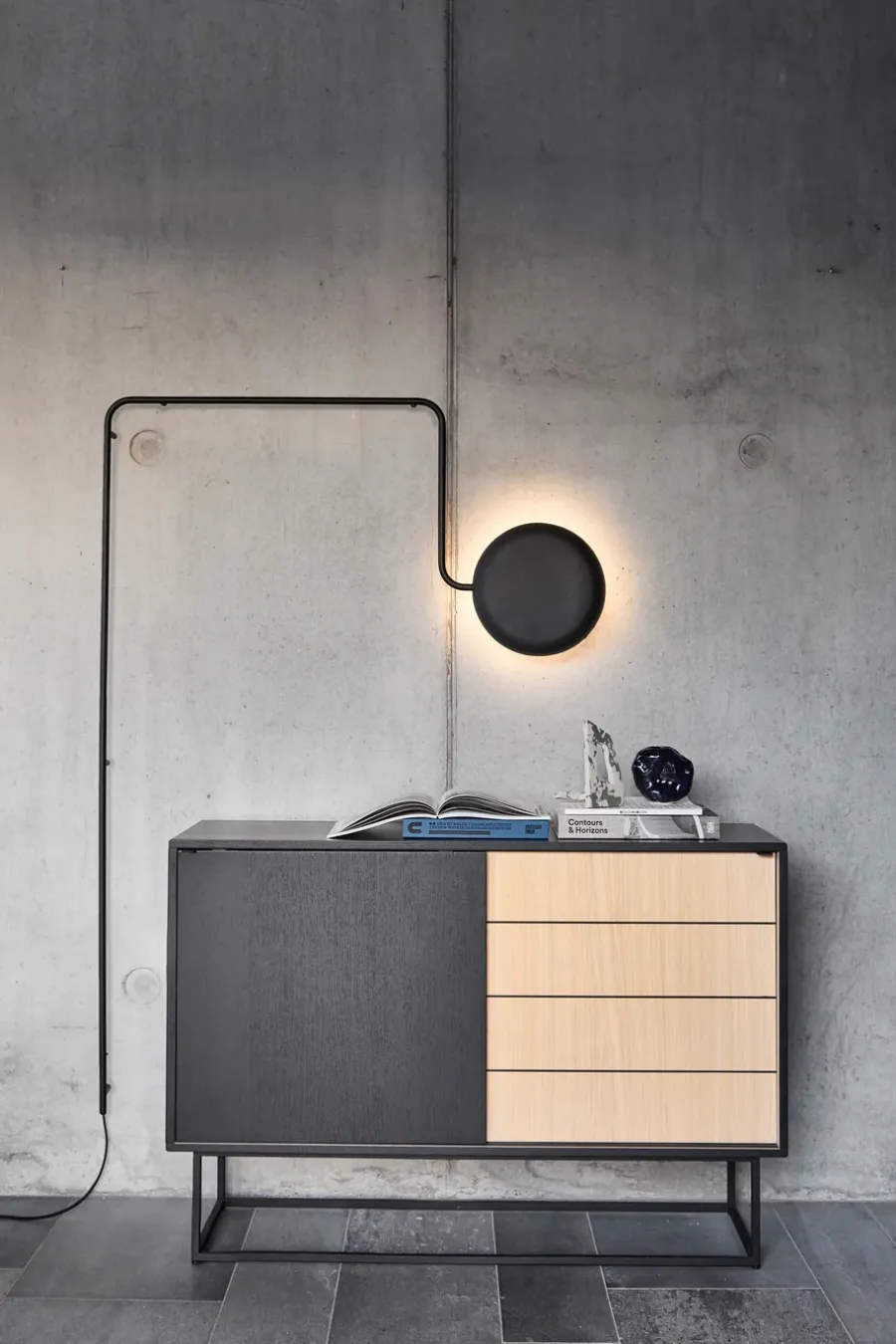 Woud Virka bijzettafel, hoog 120 cm, Zwart - eikenhout< Ladekasten & Dressoirs