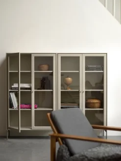 Mavis Volt vitrinekast 130 cm beige, Details in roestvrij staal< Kasten & Vitrines