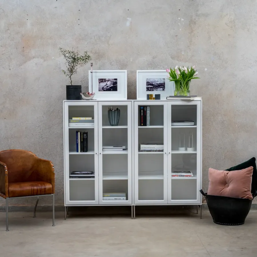 Mavis Volt vitrinekast 130 cm witgelakt, Details in roestvrij staal< Kasten & Vitrines
