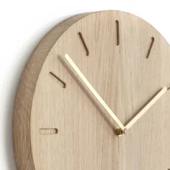 Applicata Watch Out wandklok eiken, eiken-messing< Wandklokken