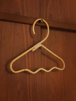 Ferm Living Wavi kledinghanger 3-pack, Natural< Kapstokken & Hangrekken|Haken & Hangers